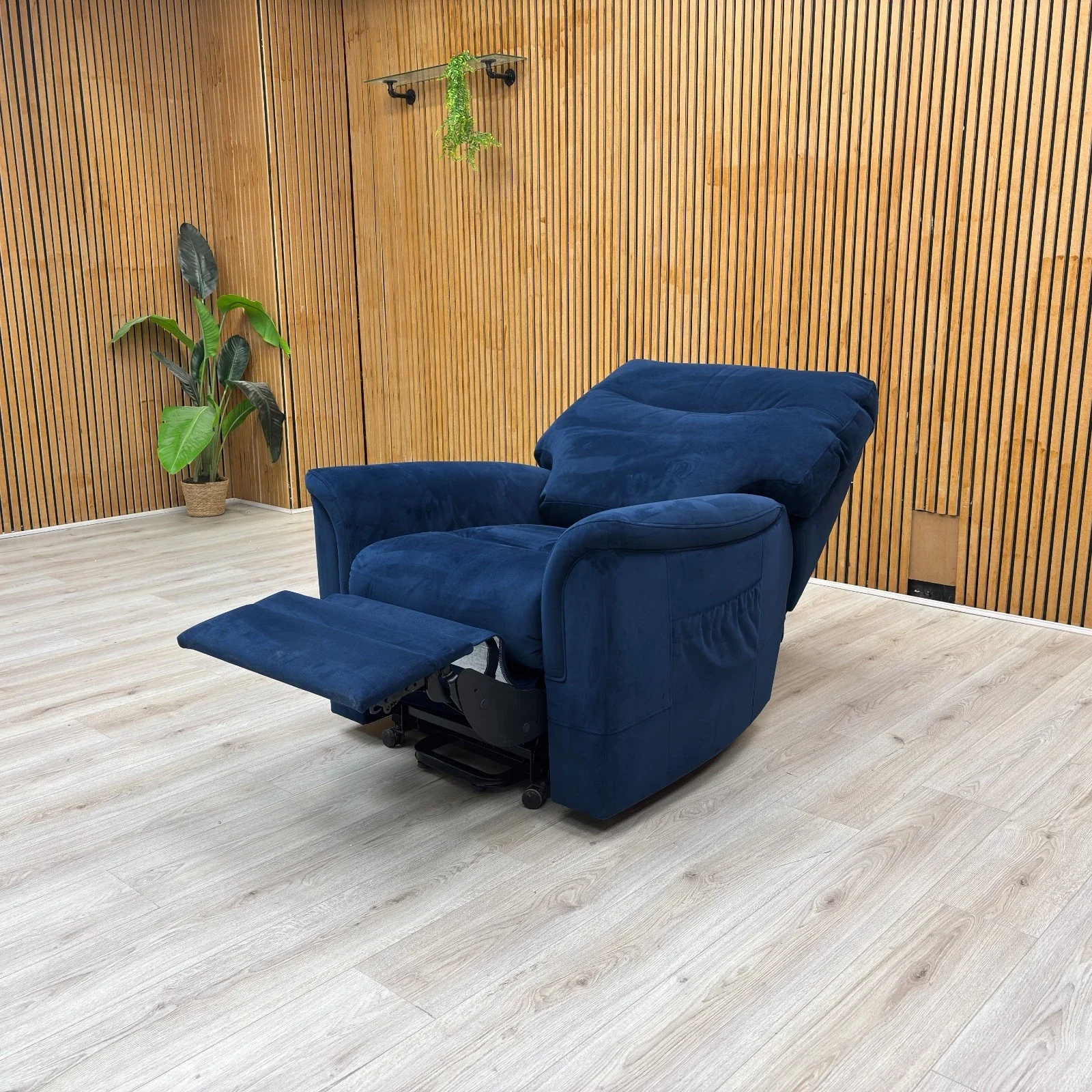 Parker Knoll 'Hudson 23' Navy Blue Velvet Lift and Rise Chair - Image 3