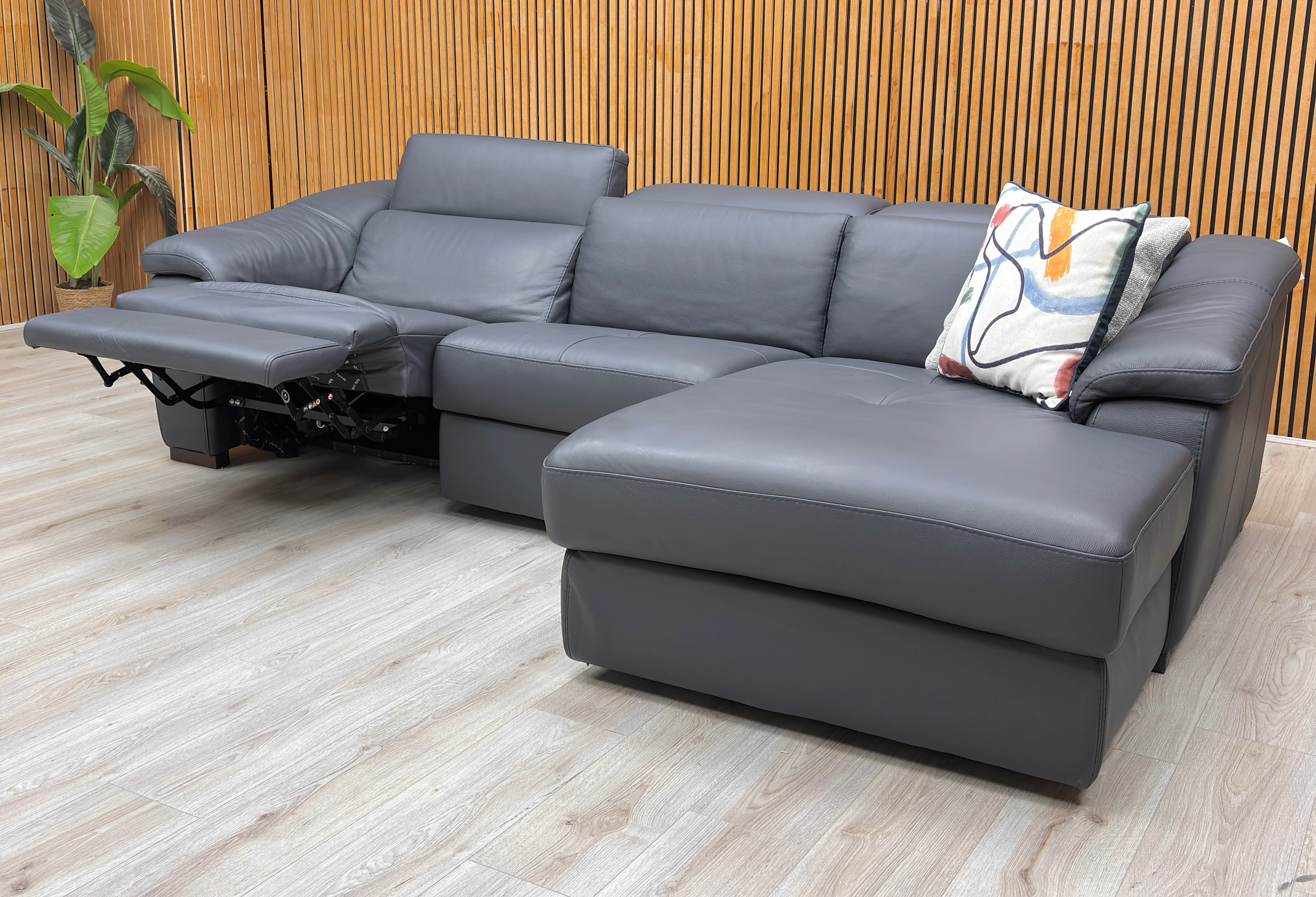 Nicoletti ‘Galileo’ Torello Blu 81 Rw Leather Right Hand Facing Power Recliner Chaise Sofa with Power Headrests - Image 3
