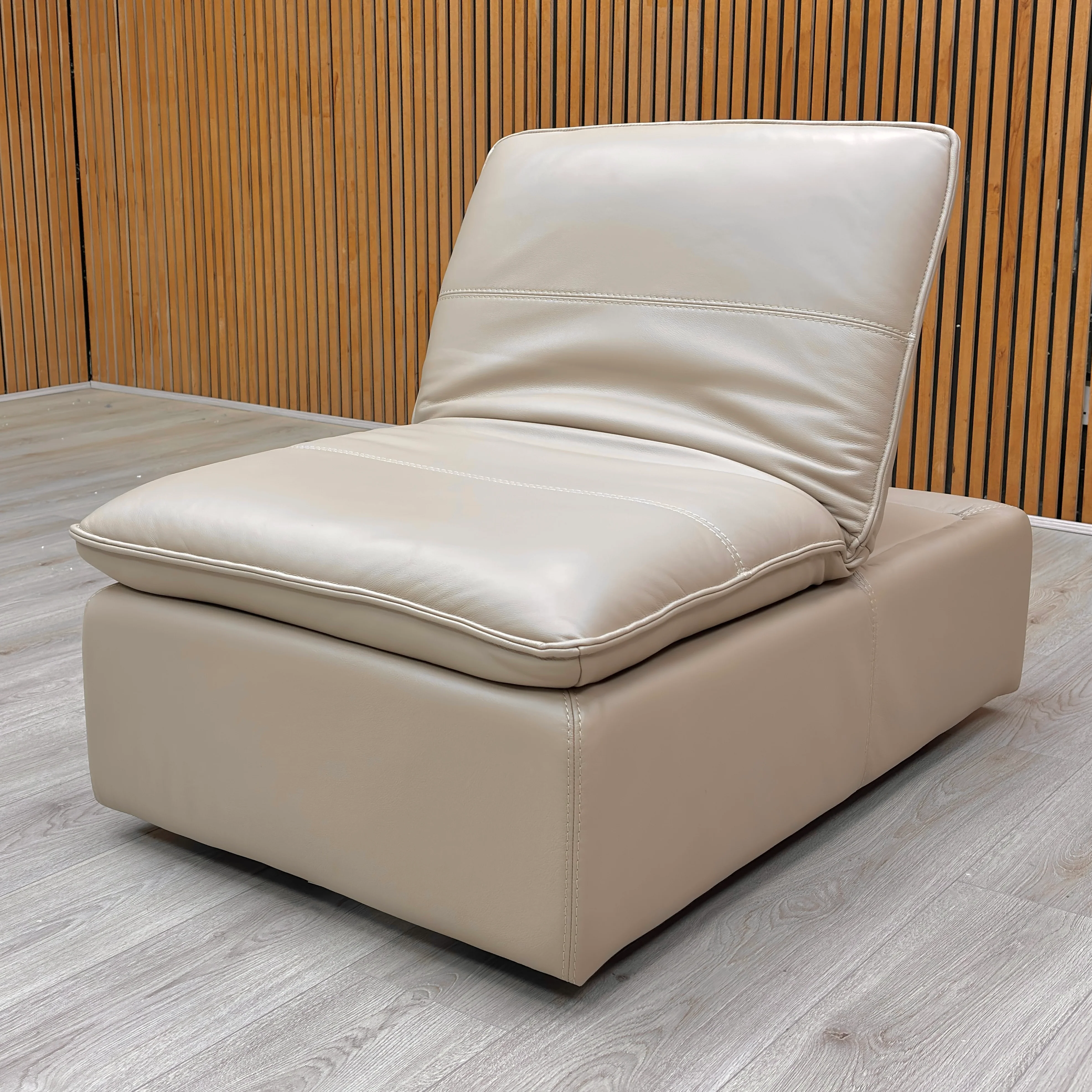 World of Leather ‘Starlight Express’ Bv-039c Pebble Cream Leather Storage Chair Footstool - Image 3