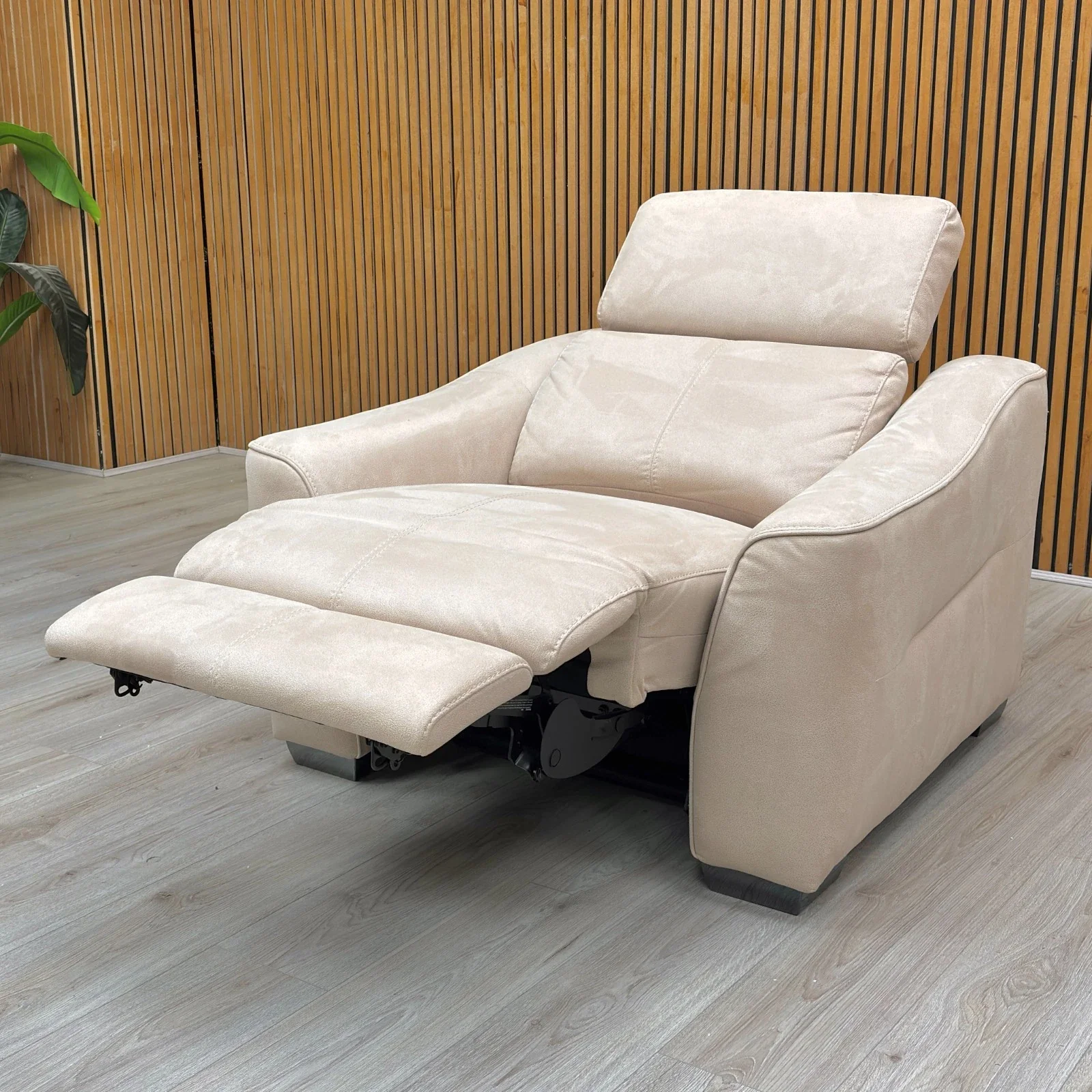 World of Leather ‘Xavier’ BFA-BLJ-R20 Bisque Cream Suede Power Recliner Chair With Power Headrests - Image 3